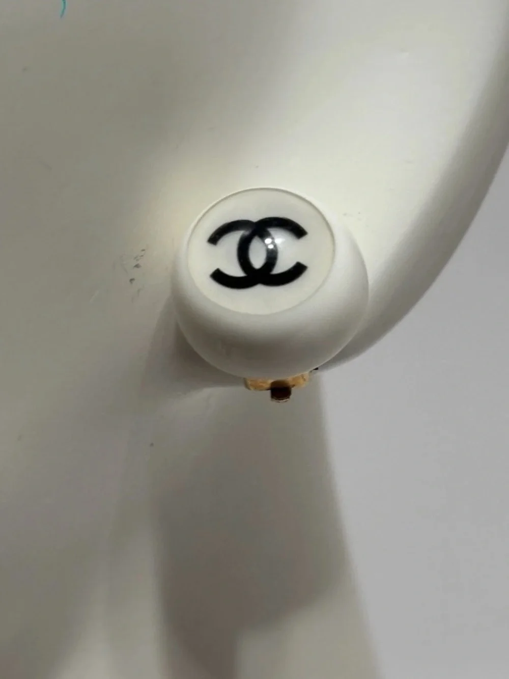 CHANEL vintage White Round CC Logo Button Earrings